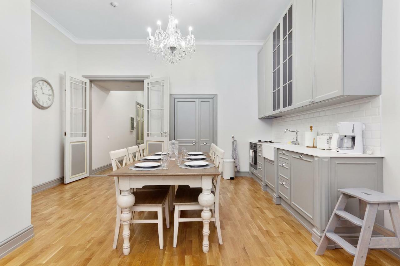 Exclusive Charm Of The Old Apartament